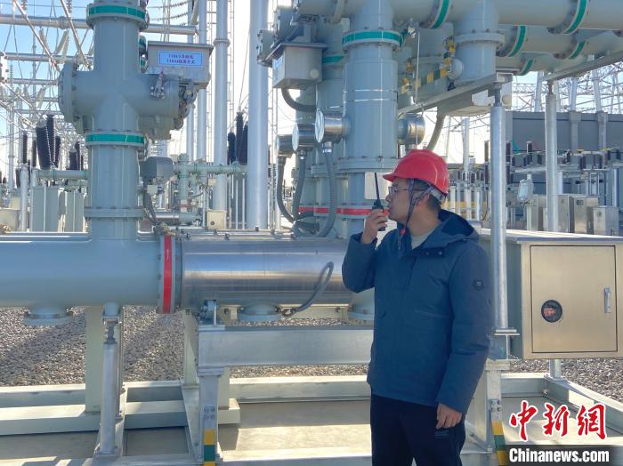 圖為國網(wǎng)青海檢修公司專業(yè)人員在沙柳變電站驗收設備。　唐胥 攝