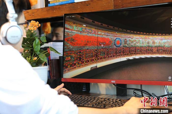 2月23日，青海西寧，市民利用VR瀏覽長達608米的《中國藏族文化藝術彩繪大觀》。農歷辛丑牛年新年“巧遇”藏歷鐵牛新年，青海高原農牧民特別是生活在城市的藏族民眾，正享受從“流口水”的糌粑到“鎮(zhèn)館之寶”VR體驗的味覺、視覺“大餐”之變。<a target='_blank' ><p  align=