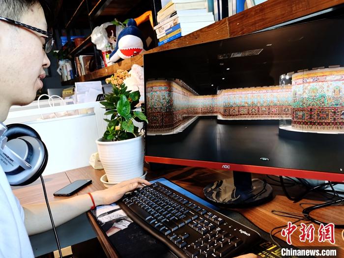 2月23日，青海西寧，市民利用VR瀏覽長達608米的《中國藏族文化藝術(shù)彩繪大觀》。農(nóng)歷辛丑牛年新年“巧遇”藏歷鐵牛新年，青海高原農(nóng)牧民特別是生活在城市的藏族民眾，正享受從“流口水”的糌粑到“鎮(zhèn)館之寶”VR體驗的味覺、視覺“大餐”之變。<a target='_blank' ><p  align=