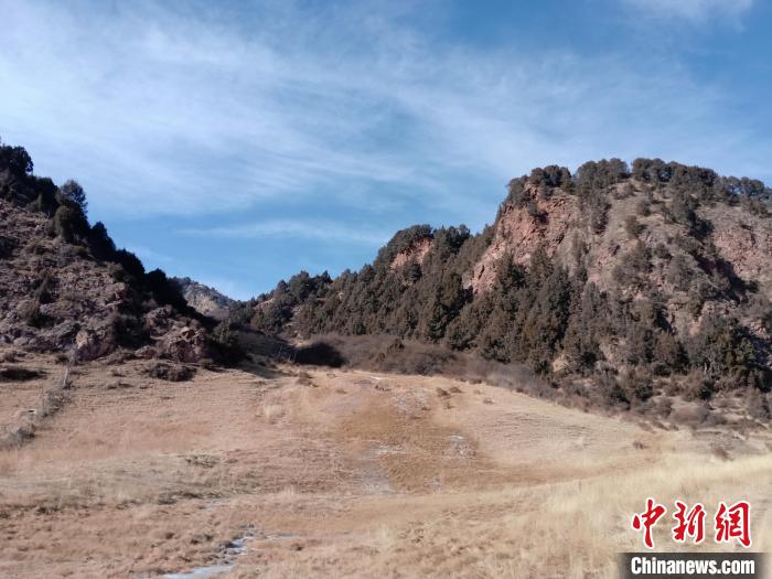 圖為坎布拉外圍地區(qū)的古火山口。孫揚(yáng)益 供圖 孫揚(yáng)益 供圖 攝