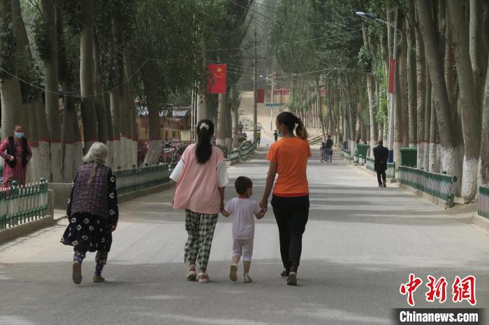 圖為進(jìn)藏先遣英雄連誓師地原址所在的新疆維吾爾自治區(qū)和田地區(qū)于田縣普魯村現(xiàn)貌?！畛坛?攝