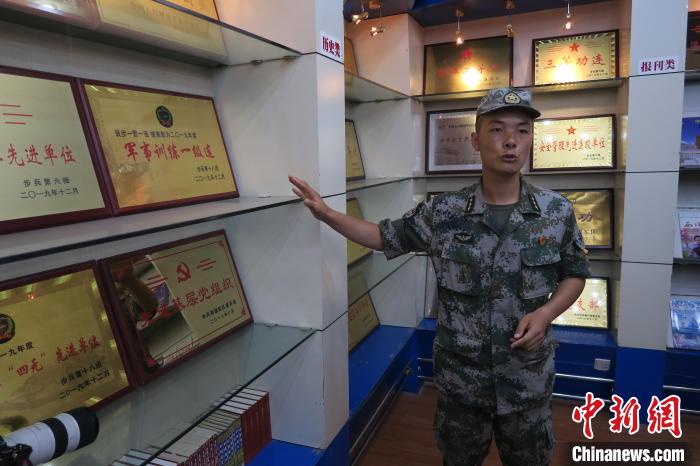 圖為南疆軍區(qū)某合成團(tuán)1連連長(zhǎng)齊楠?！畛坛?攝