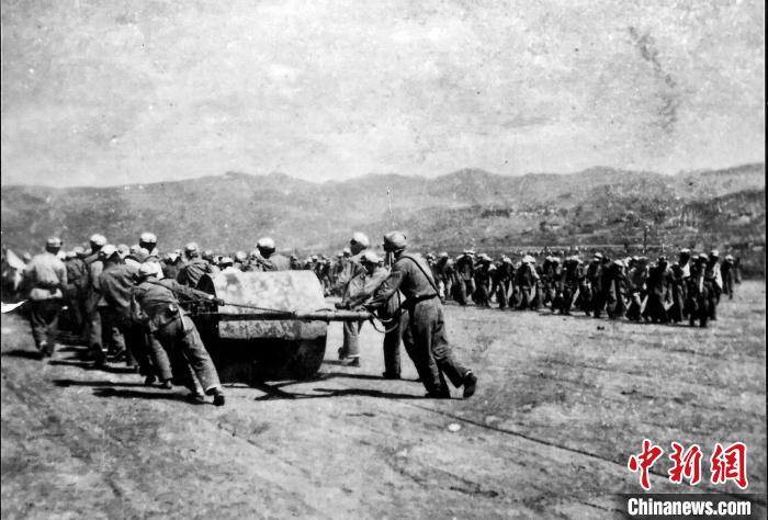 十八軍戰(zhàn)士修建機場跑道。(歷史圖片由十八軍后代張小康提供，劉炳科翻拍)