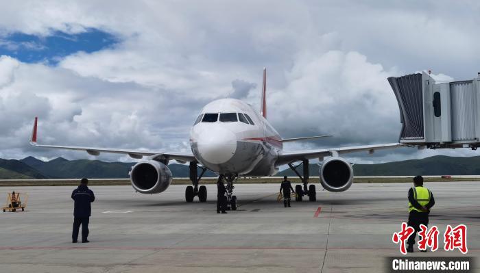 康定機場一架航班降落?！⒅铱?攝