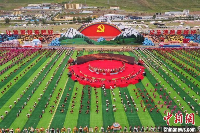 圖為玉樹藏族自治州成立70周年慶祝大會現(xiàn)場?！●R銘言 攝