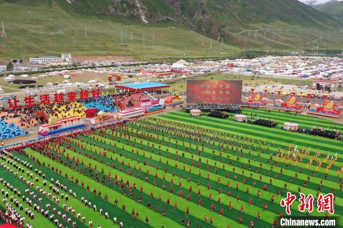 圖為玉樹(shù)藏族自治州成立70周年慶祝大會(huì)現(xiàn)場(chǎng)。　馬銘言 攝