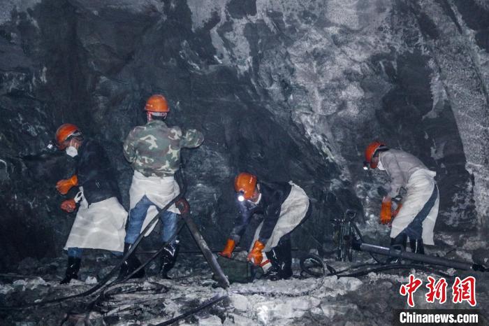 隧道開挖作業(yè)施工現(xiàn)場(chǎng)。　康巴傳媒供圖