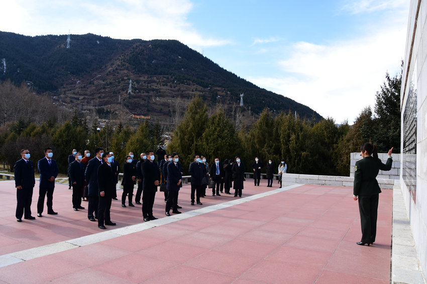 學(xué)習(xí)中心組在紅軍長(zhǎng)征紀(jì)念碑碑園。松潘縣融媒體中心供圖