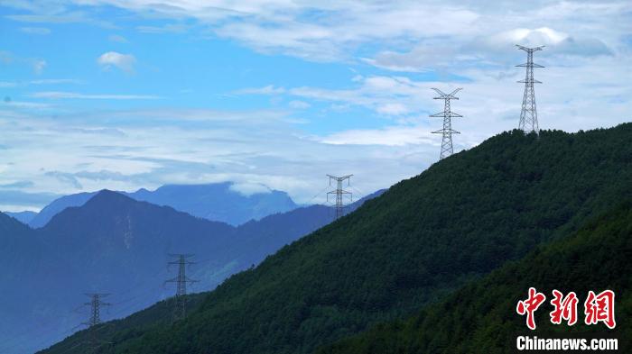 甘蜀改500千伏線路二郎山上架線施工現(xiàn)場。　譚謝陽 攝