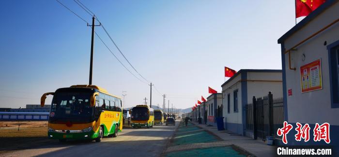 圖為搬遷民眾抵達(dá)安置區(qū)?！∥航ㄜ?攝