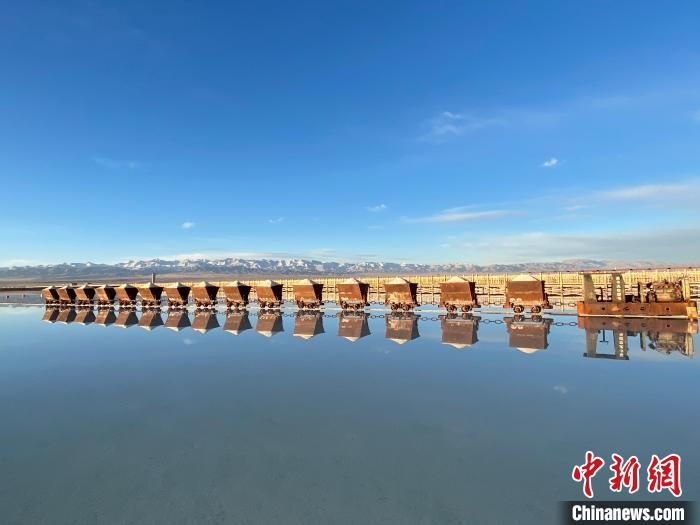 圖為小火車倒影在湖中，湖面如圖明鏡一般?！●R翔 攝