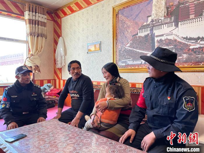 圖為派出所民警和義警入戶了解情況?！∑罾C娟 攝