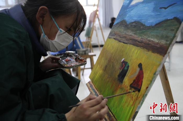 圖為學(xué)生跟著老師學(xué)習(xí)繪畫?！『F龍 攝