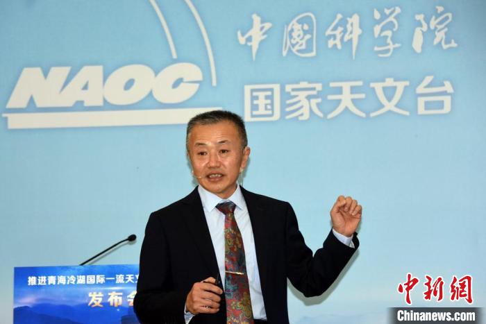 中科院國(guó)家天文臺(tái)冷湖基地首席研究員鄧?yán)畈沤榻B冷湖選址相關(guān)情況。　<a target='_blank' href='/'><p  align=