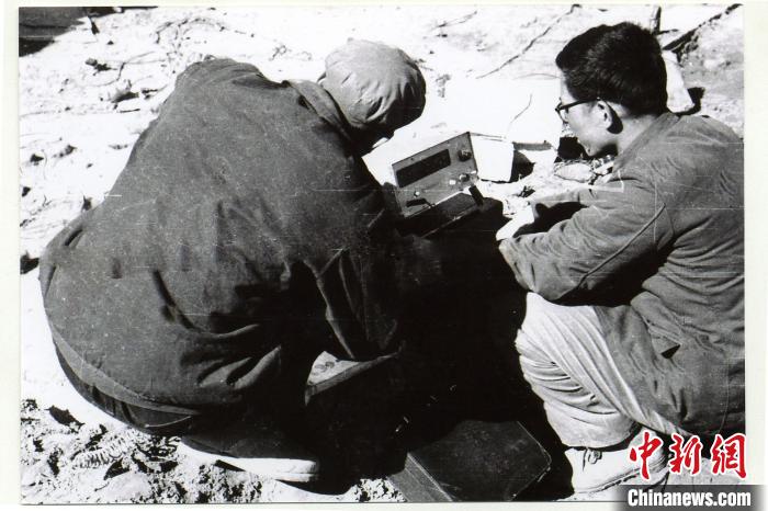 中鐵西北院科技工作者在風火山觀測站收集儀表數據。(資料圖) 中鐵西北科學研究院供圖