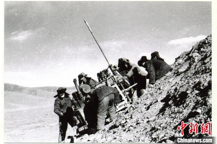 中鐵西北院科技工作者肩挑手扛運送地質鉆機。(資料圖) 中鐵西北科學研究院供圖