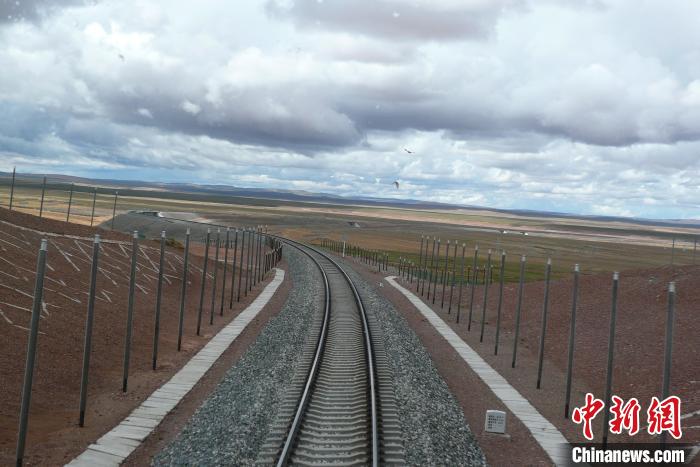 圖為熱棒技術在青藏鐵路凍土區(qū)的應用。(資料圖) 中鐵西北科學研究院供圖