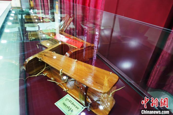 圖為藏醫(yī)外治骨科夾板?！●R銘言 攝