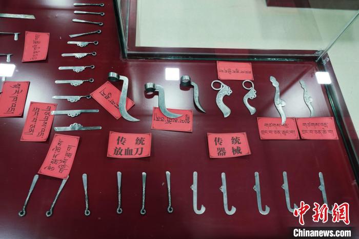 圖為藏醫(yī)古傳統(tǒng)醫(yī)療器械。　馬銘言 攝