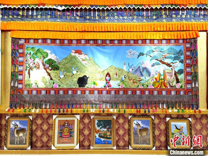 圖為藏繡作品?！∑钤鲚?攝