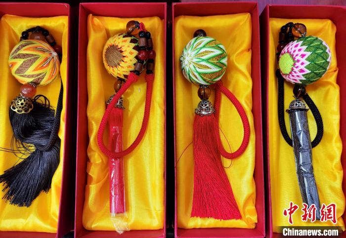 圖為藏繡手工藝品?！∑钤鲚?攝