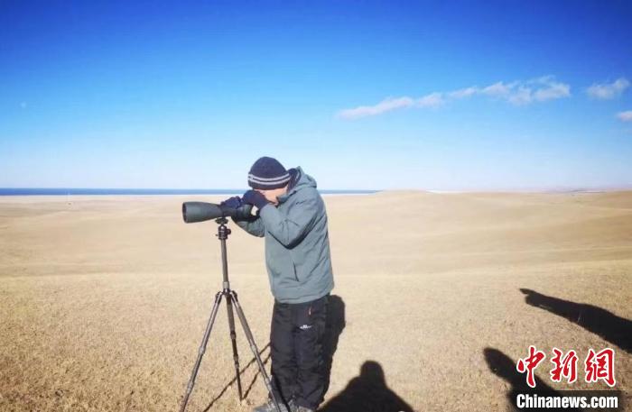 圖為工作人員正在進(jìn)行監(jiān)測?！∏嗪：皡^(qū)保護(hù)利用管理局供圖