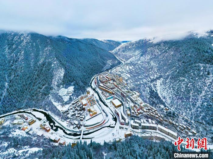 壤塘的雪后美景?！∪捞量h融媒體中心供圖