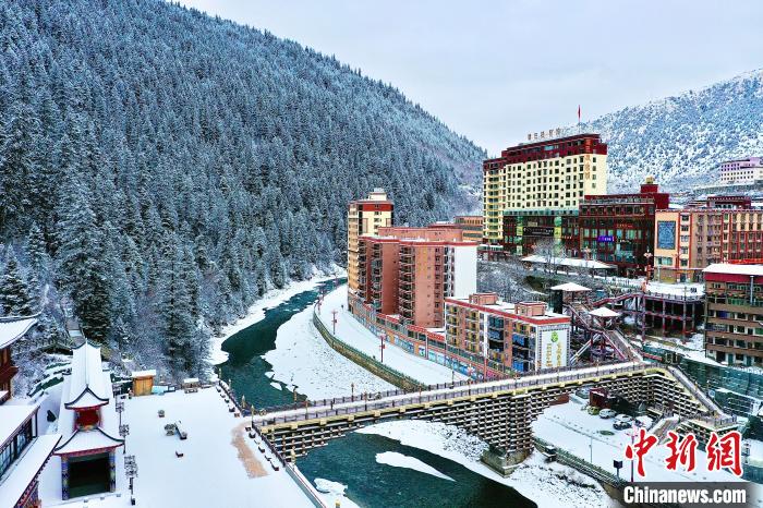 壤塘的雪后美景?！∪捞量h融媒體中心供圖
