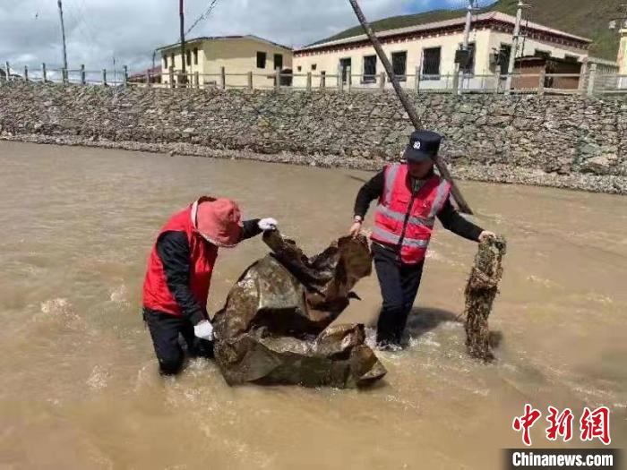 守護(hù)長江支流的青?！肮_(dá)義警”