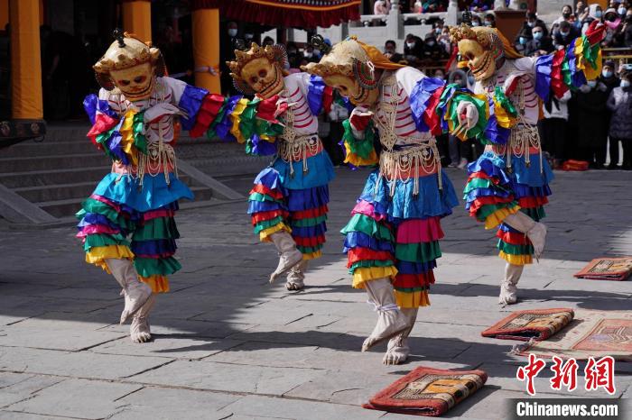 圖為塔爾寺僧侶進(jìn)行“跳欠”儀式。　馬銘言 攝