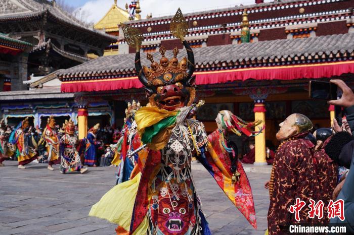 圖為塔爾寺僧侶進(jìn)行“跳欠”儀式。　馬銘言 攝