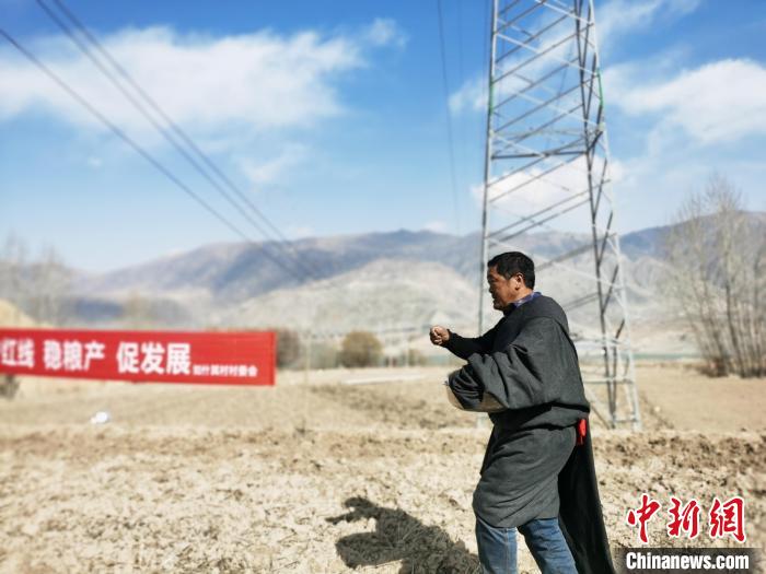 圖為藏族民眾撒種、施肥?！?zhí)砀?攝