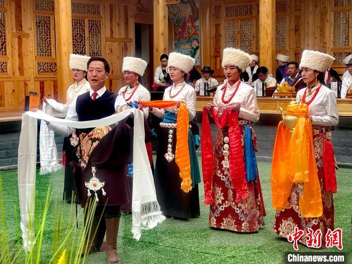 圖為“村晚”現(xiàn)場?！±钣穹?攝