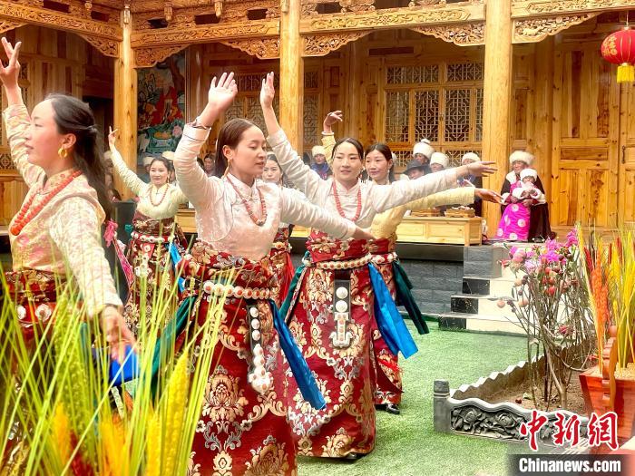 圖為藏族女性載歌載舞?！±钣穹?攝