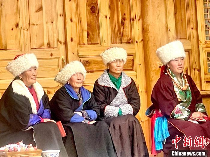 圖為藏族女性觀看“村晚”?！±钣穹?攝