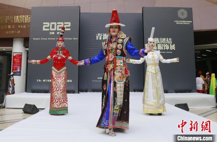 圖為模特展示蒙古族服飾?！●R銘言 攝