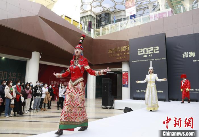 圖為模特身穿民族服飾進行走秀。　馬銘言 攝