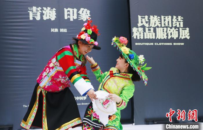 圖為模特身穿土族服飾進行“土族刺繡”表演。　馬銘言 攝