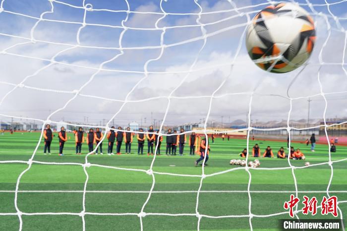 圖為孩子們進行射門訓練?！●R銘言 攝