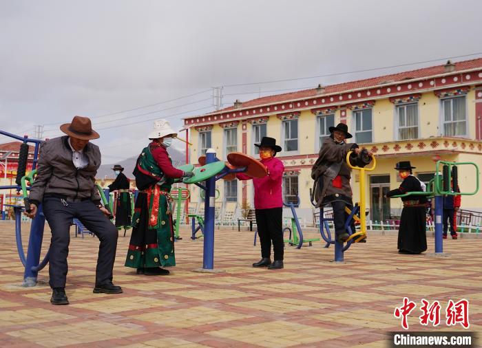 圖為老人們使用健身器材鍛煉身體?！●R銘言 攝