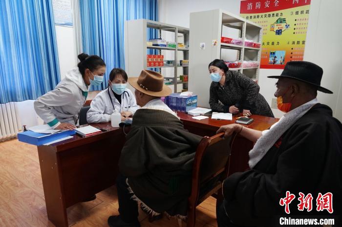 圖為骨科醫(yī)生為敬老院老人們進(jìn)行集中檢查?！●R銘言 攝