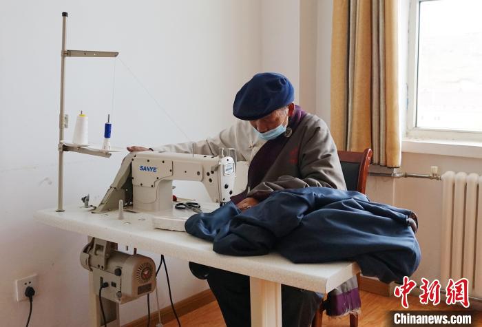 圖為敬老院老人使用縫紉機(jī)?！●R銘言 攝