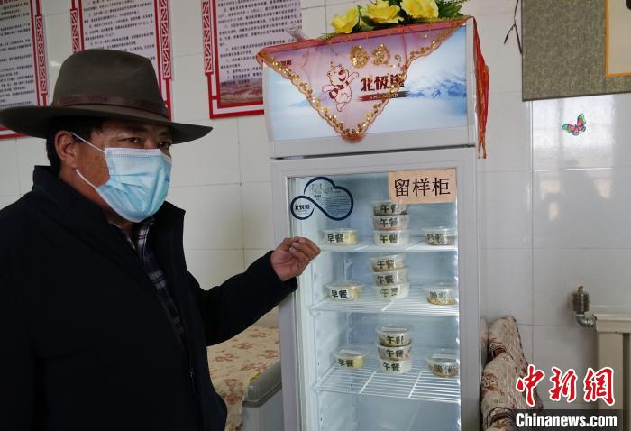 圖為敬老院院長德高介紹，老人們的三餐均有留樣記錄?！●R銘言 攝