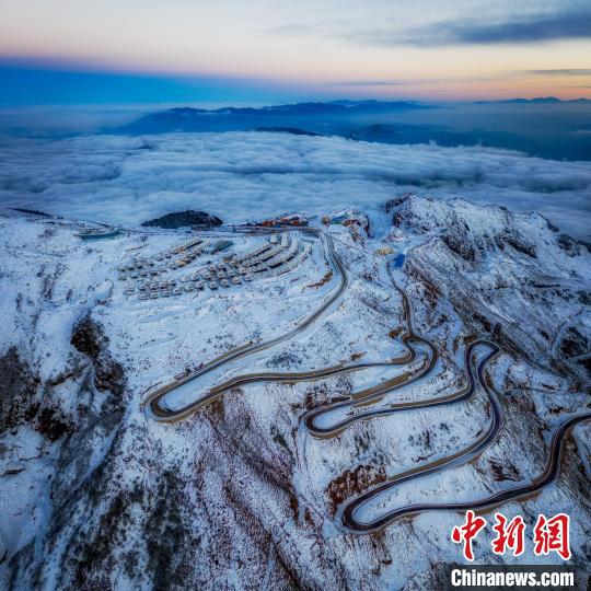 雪后的牛背山山頂和崎嶇的公路?！±顒P 攝