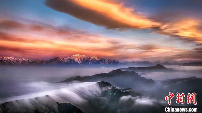 牛背山霞光?！∥挠宴?攝