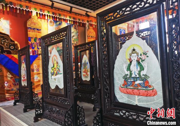 圖為久美尖措創(chuàng)作的藝術(shù)品。　張?zhí)砀?攝