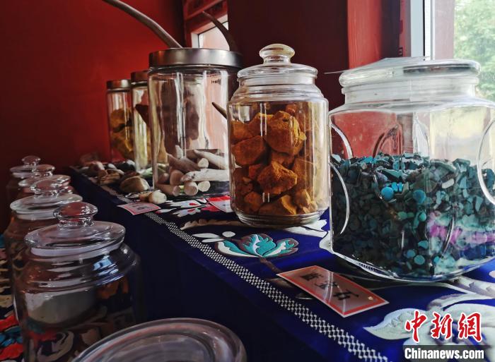 圖為唐卡繪畫礦物顏料展示。　張?zhí)砀?攝