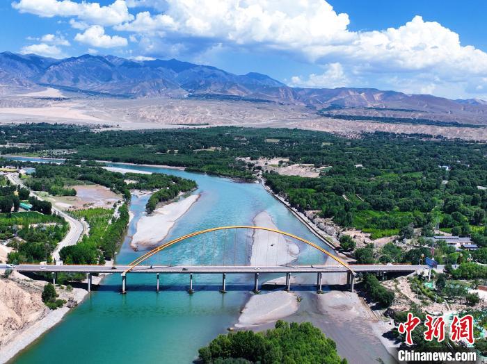 航拍貴德縣黃河岸畔綠意盎然?！●R銘言 攝