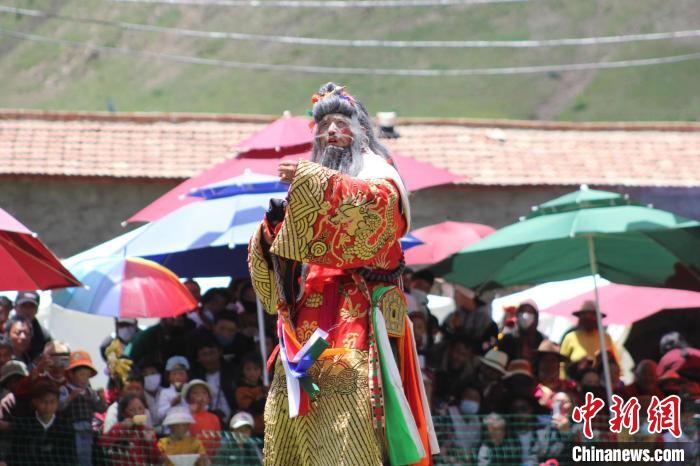 圖為觀眾們觀看表演?！“喱斂h文體旅游廣電局 供圖