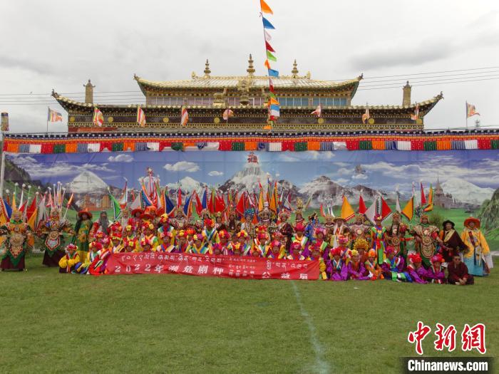 圖為全體演員合影。　班瑪縣文體旅游廣電局 供圖